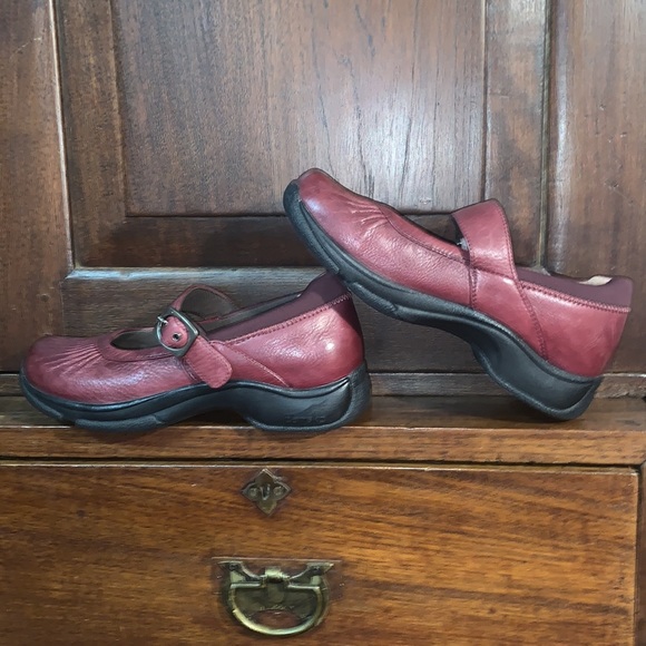 Like New! Dansko Mary Jane burgundy clogs size 38 (US size 7.5-8) - Picture 2 of 5